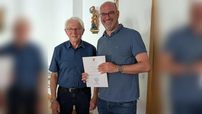 Vorsitzender Kurt Koppmann überreicht die Ernennungsurkunde zum geistlichen Leiter an Thomas Kern. (Bild: Kurt Koppmann)