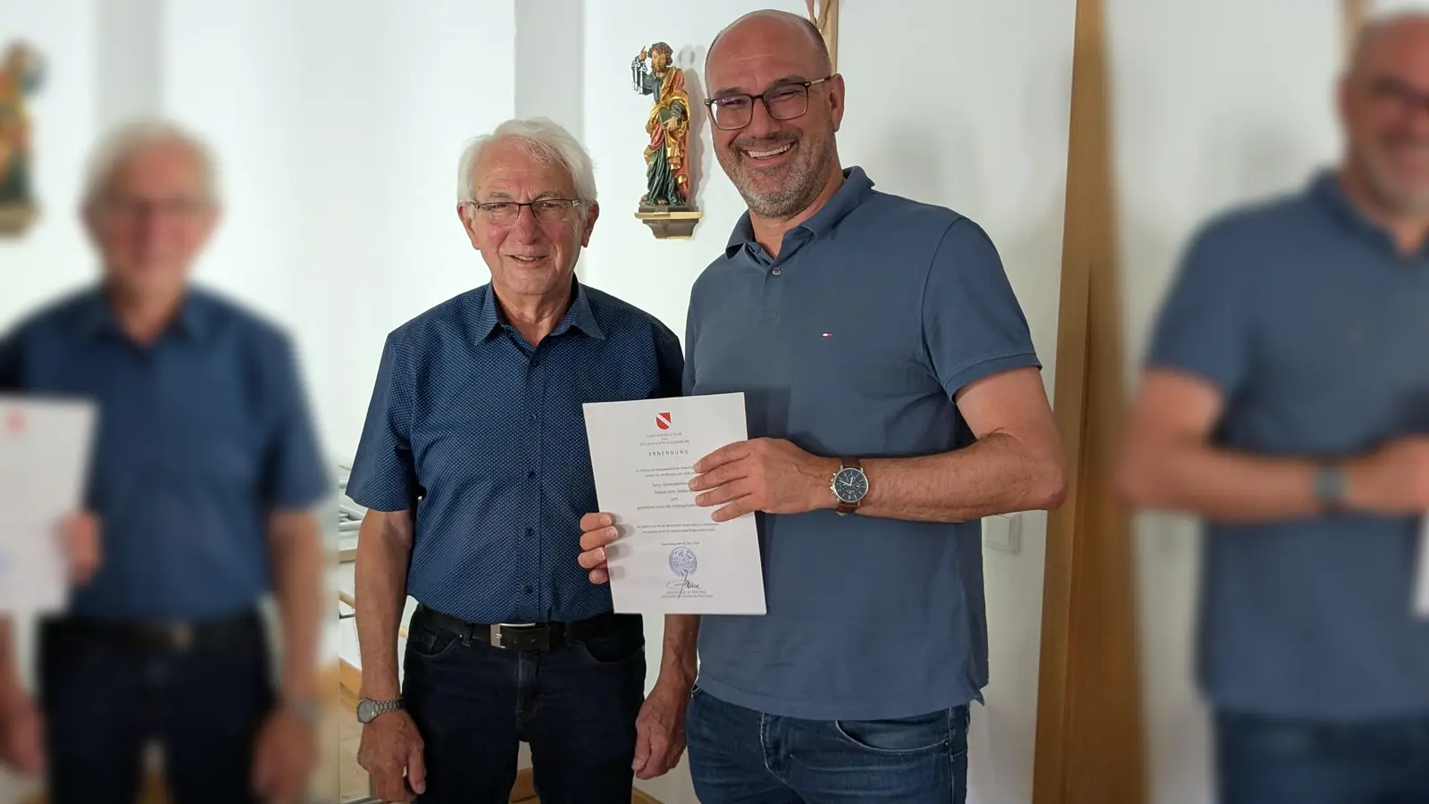 Vorsitzender Kurt Koppmann überreicht die Ernennungsurkunde zum geistlichen Leiter an Thomas Kern. (Bild: Kurt Koppmann)