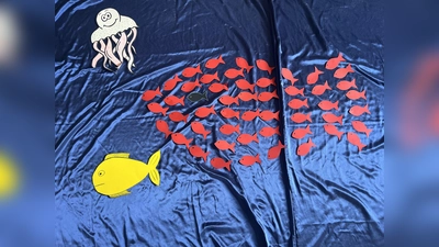 Die verteilten roten Fische wurden zu einem großen Fisch zusammengelegt – ein starkes Bild dafür, dass viele Kleine gemeinsam Großes bewirken können.  (Bild: Marina Richthammer)