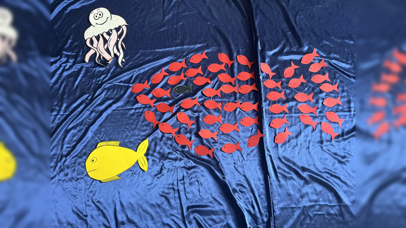 Die verteilten roten Fische wurden zu einem großen Fisch zusammengelegt – ein starkes Bild dafür, dass viele Kleine gemeinsam Großes bewirken können.  (Bild: Marina Richthammer)