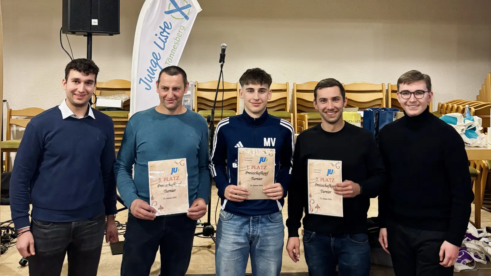 Der Ortsvorsitzende Christian Bäumler (links) und sein Stellvertreter Finn Wiesent (rechts) mit den Siegern der Geldpreise. Das Turnier gewann Maxi Völkl vor Stefan Lang (zweiter von rechts) und Alfred Stubenvoll (zweiter von links). (Bild: Lena Nagler)