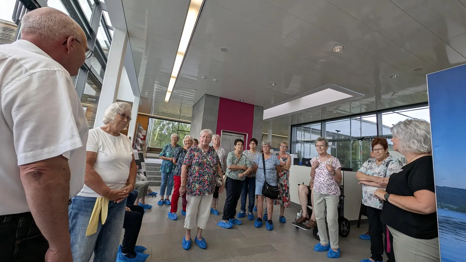 Die Selbsthilfegruppe mit Klaus Meyer (links) und Ines Köckert (rechts) an der Wellness-Infothek im Sibyllenbad (Bild: Maria Boßle)