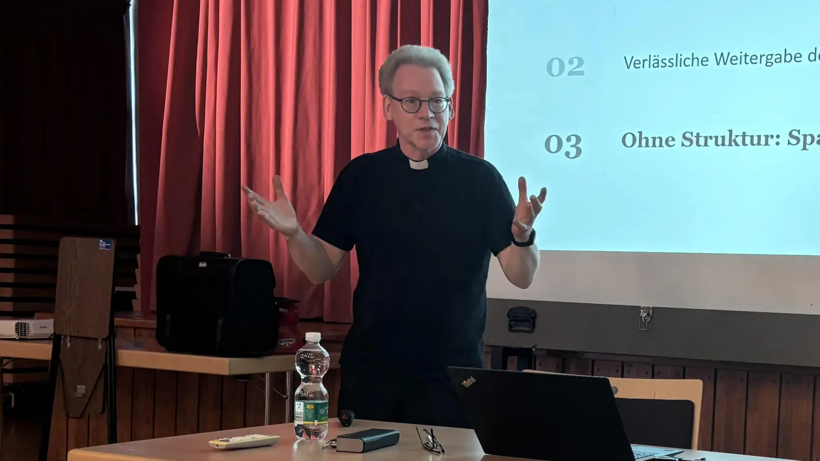 Mit der Frage „Glaube ohne Kirche?“ setzte sich Domvikar Dr. Christian Schulz bei einem Vortragsabend im Pirker Pfarrheim auseinander. (Bild: Kerstin Kiener)
