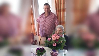 BRK Bereitschaftsleiter Helmut Zeitler gratulierte stellvertretend für sein Team Anna Sölch zum 100. Geburtstag. Sie ist seit 25 Jahren Stammgast bei der monatlich stattfindenden BRK-Seniorenstube. (Bild: Brigitte Kirschbaum)