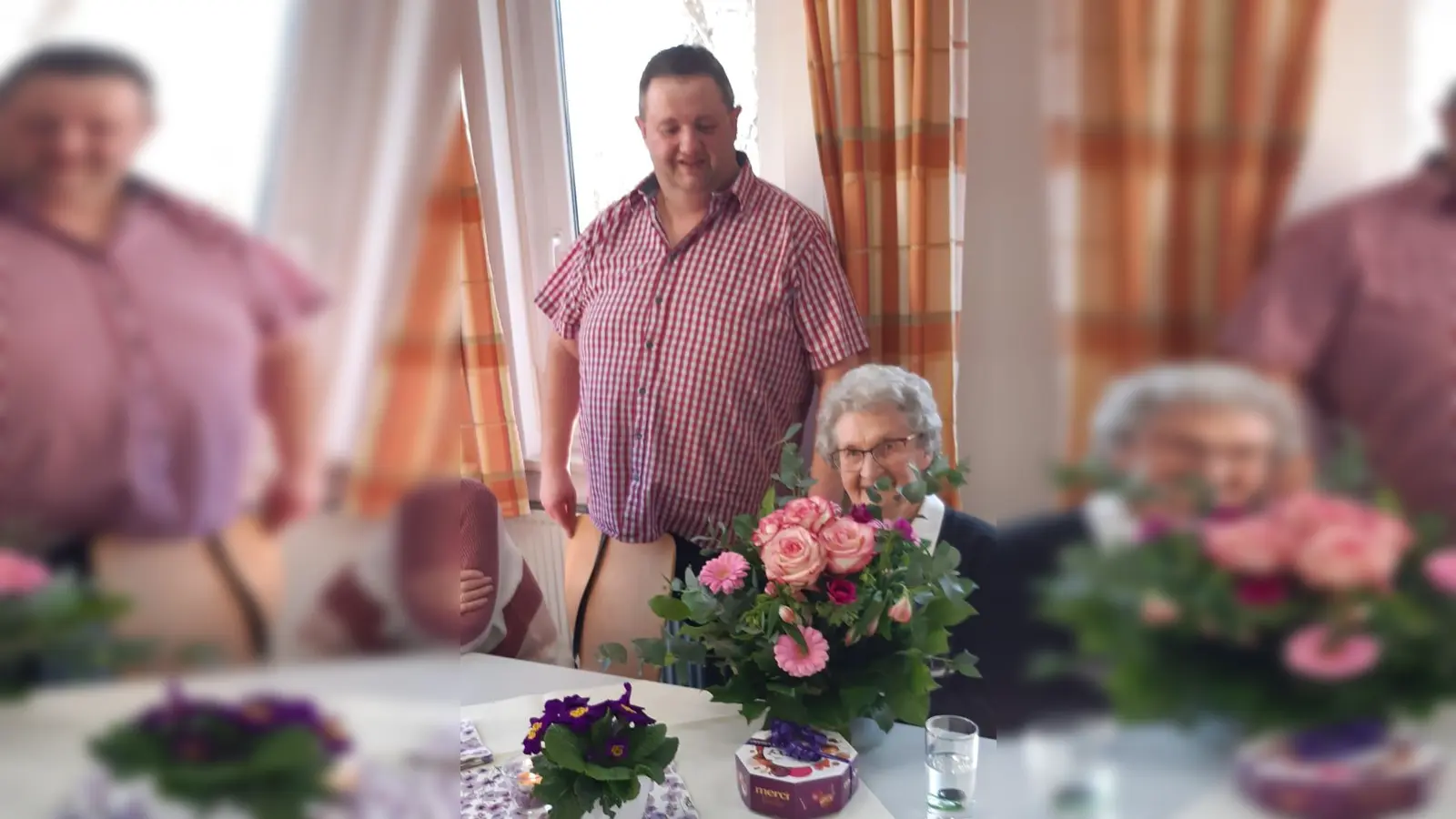 BRK Bereitschaftsleiter Helmut Zeitler gratulierte stellvertretend für sein Team Anna Sölch zum 100. Geburtstag. Sie ist seit 25 Jahren Stammgast bei der monatlich stattfindenden BRK-Seniorenstube. (Bild: Brigitte Kirschbaum)