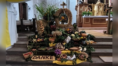 Aufgebaut von der KAB Fuchsmühl zeigt der Erntedankaltar viele Speisen, für die wir danken. (Bild: Katharina Schnurrer)