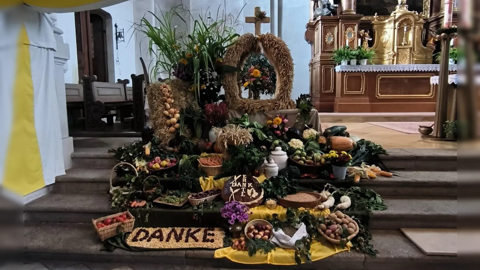 Aufgebaut von der KAB Fuchsmühl zeigt der Erntedankaltar viele Speisen, für die wir danken. (Bild: Katharina Schnurrer)