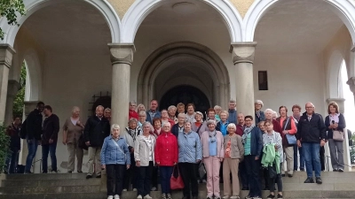 Alle Mitfahrer am Portal der Dreifaltigkeitskirche in Regensburg (Bild: Elisabeth Kraus)
