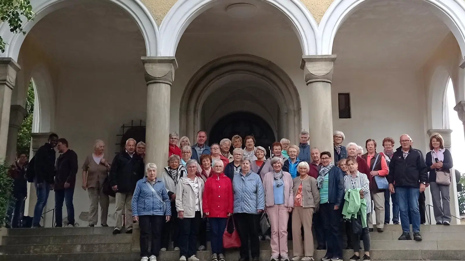 Alle Mitfahrer am Portal der Dreifaltigkeitskirche in Regensburg (Bild: Elisabeth Kraus)