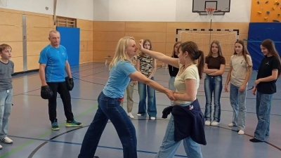 Kursleiterin Martina Heigl vermittelt den Kindern wichtiges Wissen um sich im Ernstfall vor Übergriffen schützen zu können (Bild: Cornelia Schreier )