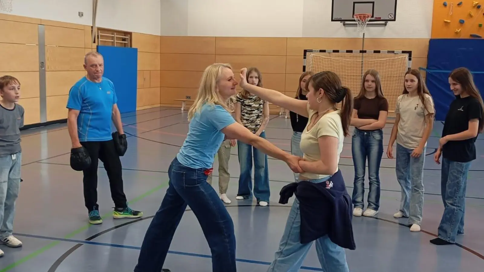 Kursleiterin Martina Heigl vermittelt den Kindern wichtiges Wissen um sich im Ernstfall vor Übergriffen schützen zu können (Bild: Cornelia Schreier )