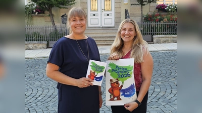 Die beiden Jugendbeauftragten (Felicitas Gleißner und Jenny Lachmann) der Stadt Bärnau stellen das Ferienprogramm 2026 vor. (Bild: Marion Mark)