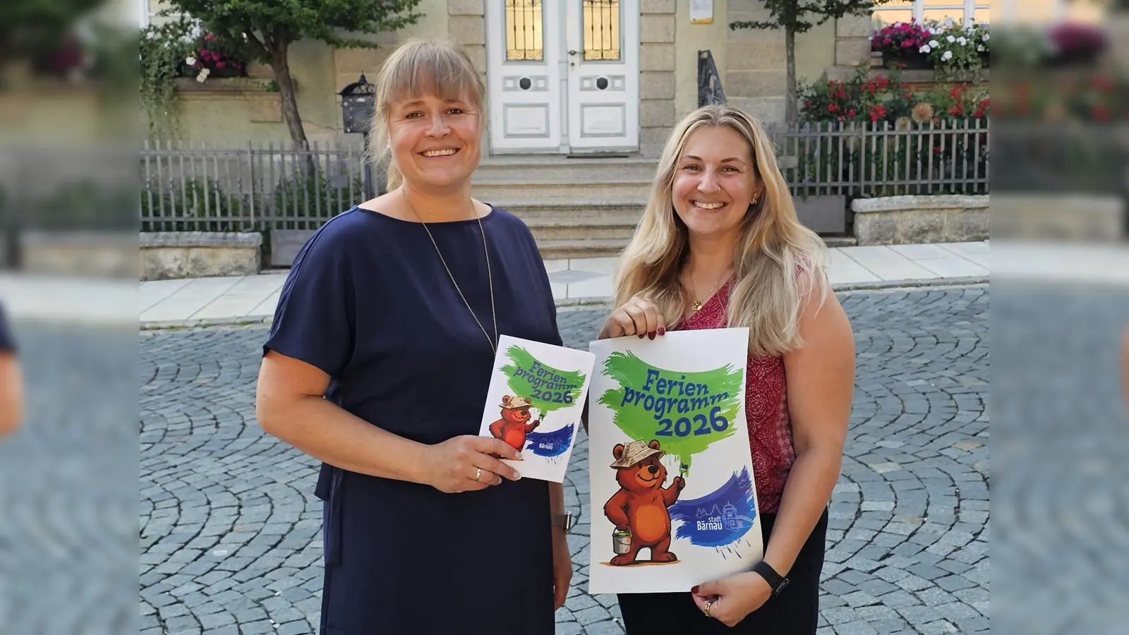 Die beiden Jugendbeauftragten (Felicitas Gleißner und Jenny Lachmann) der Stadt Bärnau stellen das Ferienprogramm 2026 vor. (Bild: Marion Mark)