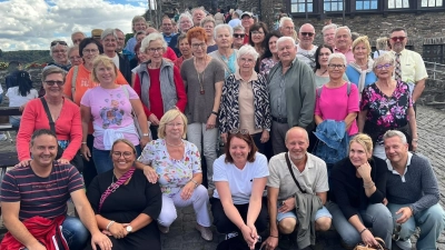 Gruppenbild mit 42 Personen vor der Reichsburg in Cochem, in der Mitte kniend Seniorenbeauftragten Gabriele Beck und rechts stehend Busfahrer Herbert (Bild: Silvia Beck)
