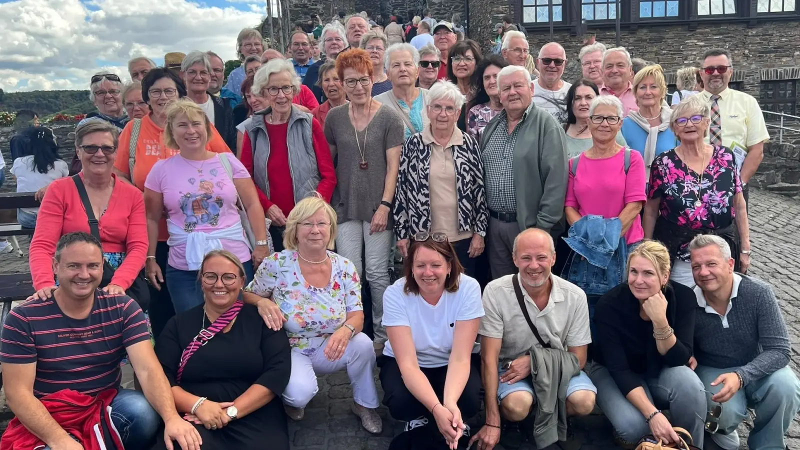 Gruppenbild mit 42 Personen vor der Reichsburg in Cochem, in der Mitte kniend Seniorenbeauftragten Gabriele Beck und rechts stehend Busfahrer Herbert (Bild: Silvia Beck)