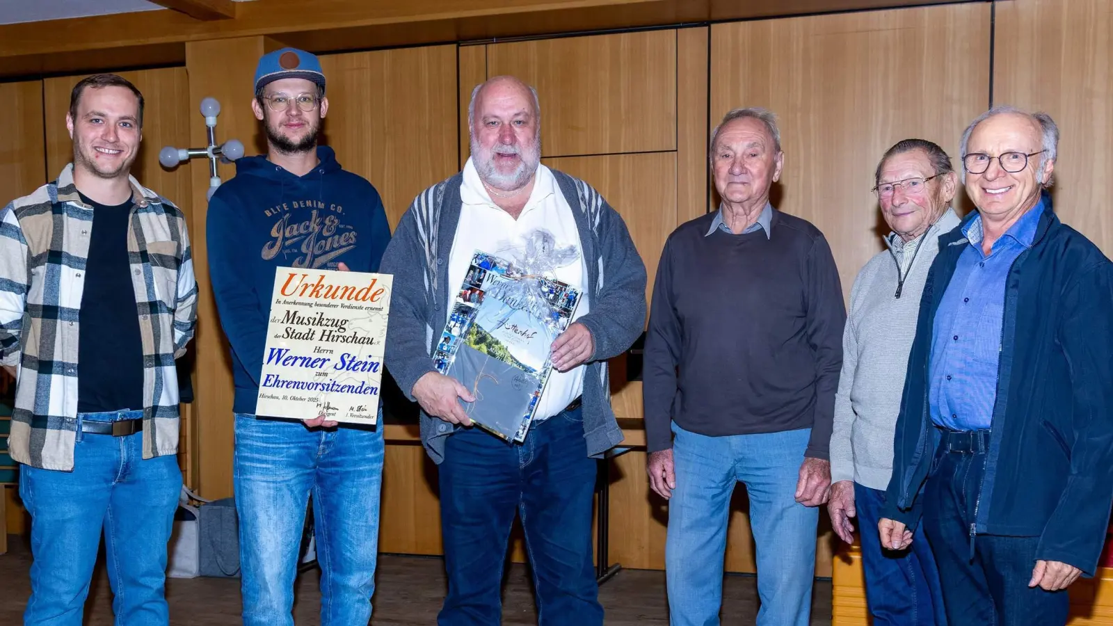Der Musikzug belohnte die herausragenden Verdienste von Werner Stein mit der Ernennung zum Ehrenvorsitzenden. Von links: Vorsitzender Maximilian Stein, 2. Vorsitzender Erik Remhof, Ehrenvorsitzender Werner Stein, Musikzuggründungsmitglieder Heribert Fleischmann und Hermann Gebhard und Ehrenmitglied Alfred Härtl. (Bild: Johannes Bauer)