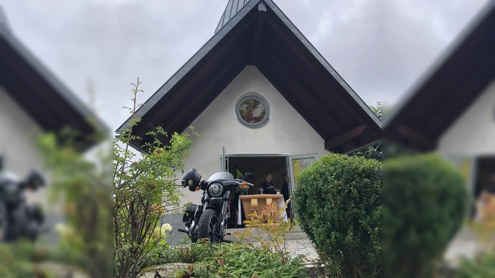 Bei der Kapelle in Schwarzenreuth trafen sich Biker zum gemeinsamen Gottesdienst. (Bild: Josef Söllner)
