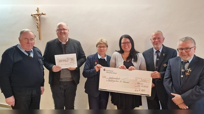 Von links Bezirksvorsitzender Horst Embacher, Pfarrer Johannes Lukas St. Konrad, 1.Vorsitzende Erna Ermer, Leiterin Barbara Zehrer Kiga St. Konrad, 2. Vors. Anton Schlosser und Kassier Bernhard Weiß. (Bild: Andrea Klein)