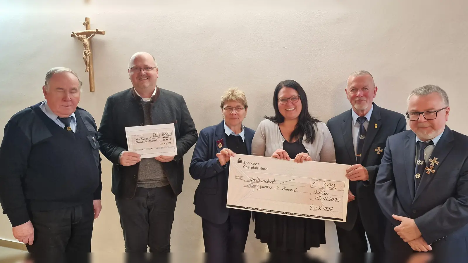 Von links Bezirksvorsitzender Horst Embacher, Pfarrer Johannes Lukas St. Konrad, 1.Vorsitzende Erna Ermer, Leiterin Barbara Zehrer Kiga St. Konrad, 2. Vors. Anton Schlosser und Kassier Bernhard Weiß. (Bild: Andrea Klein)