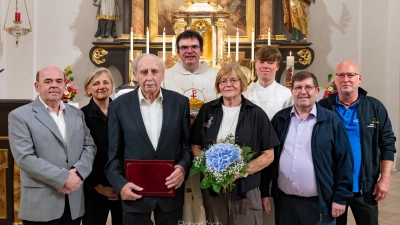 Der langjährige Kirchenpfleger Josef Höcherl mit seiner Frau Maria ( Bildmitte) wurde im Namen der Diözese und der Kirchenstiftung St. Laurentius Gaisthal durch Pfarrer Wolfgang Dietz für seine großen Verdienste geehrt. (Bild: Robert Zach)