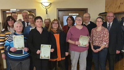 Von links: Resi Lippert, Werner Stark, Maria Eckstein, Bürgermeister Johann Burger, Sabine Eckstein, Elke Gmeiner, Irmgard Frank, 1. Vorsitzende Brigitte Meyer, Monika Seitz, Elfriede Berling, KLB-Pfarrer Anton Witt, 2. Vorsitzende Petra Fröhlich, Bürgermeister Klaus Meyer (Bild: Brigitte Meyer)