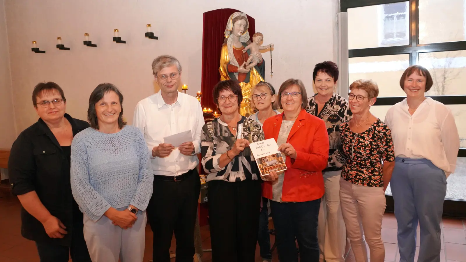 Pfarrkirche St. Sebastian Waldthurn: Eine großzügige Spende in Höhe von 1.600 Euro überreichten die Frauen des Katholischen Frauenbundes Waldthurn für die Restaurierung des Lamms am Hochaltar der Wallfahrtskirche Mariä Heimsuchung auf dem Fahrenberg.  (Bild: Franz Völkl)