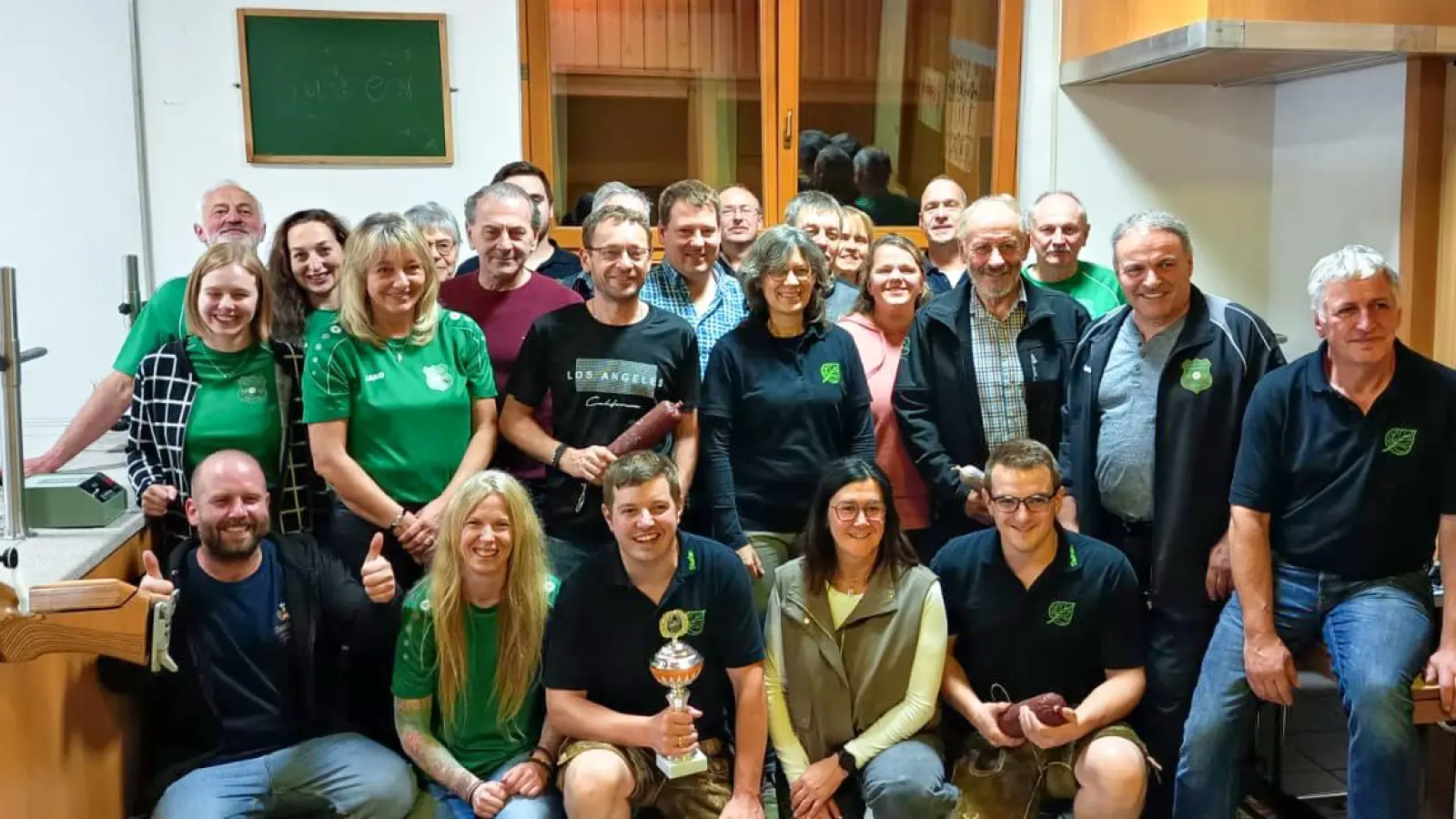 Die Trettinger- und Pittersberger Schützengemeinschaften lieben sichtlich die gute Freundschaft. (Bild: Michael Götz)