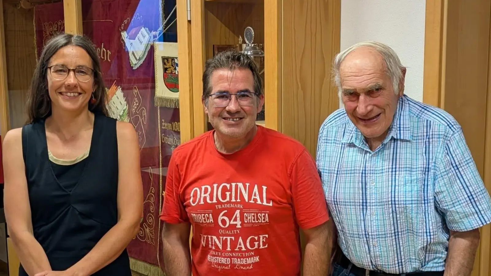 Von links nach rechts: Referentin Melanie Glötzl, Markus Emmerich (Vorsitzender Freie Wähler Weiden), Hans Balk (IG Windenergie Matzlesrieth-Muglhof). (Bild: Markus Emmerich)