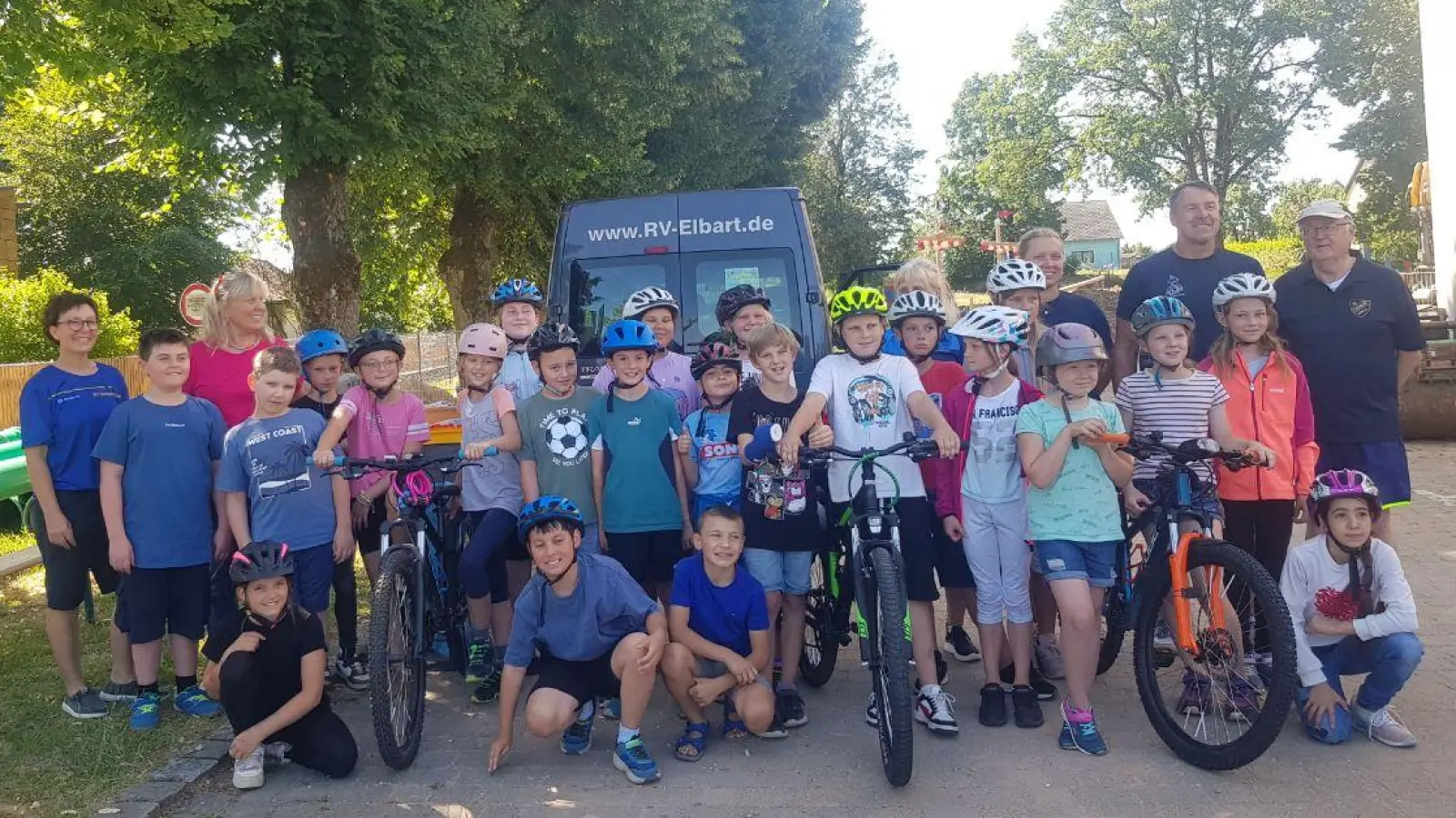 Fröhliche Gesichter bei Klasse 4 nach dem Fahrradprojekt des Radfahrervereins Eintracht Elbart. (Bild: Bettina Nuss)