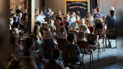 Kinder und Erwachsene verfolgten die Aufführung des Regensburger Kaspertheaters. (Bild: Andreas Riedl)