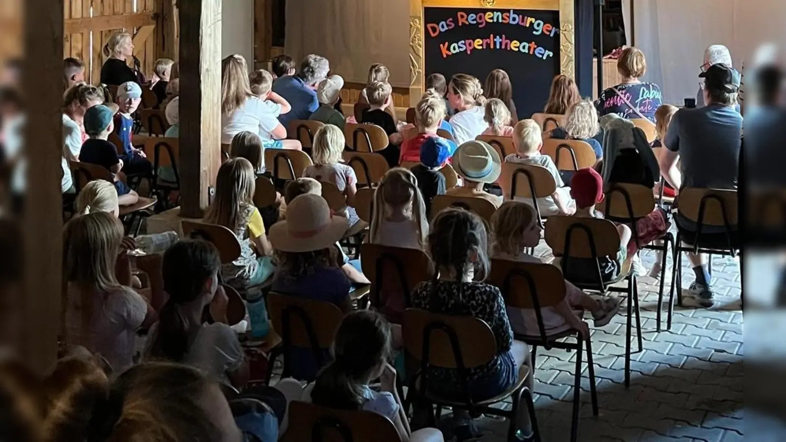 Kinder und Erwachsene verfolgten die Aufführung des Regensburger Kaspertheaters. (Bild: Andreas Riedl)