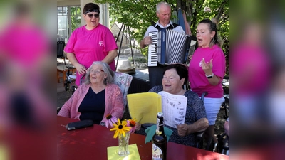 Akkordeonspieler Hans Kraus und die Betreuungskräfte sorgten für Stimmung bei den Senioren. (Bild: Michaela Mösbauer)