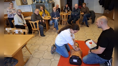 Notfallsanitäter Marco Rappl und HvO Corinna Völkl erklärten den Zuhörern anschaulich in Theorie und Praxis die Herz-Lungen-Wiederbelebung und den Einsatz eines AED. (Bild: Karl Ziegler)