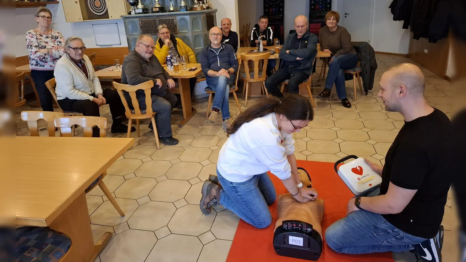 Notfallsanitäter Marco Rappl und HvO Corinna Völkl erklärten den Zuhörern anschaulich in Theorie und Praxis die Herz-Lungen-Wiederbelebung und den Einsatz eines AED. (Bild: Karl Ziegler)