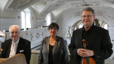 Organist und Pianist Andreas Kunz, Sopranistin Hildegard Zoltziar und Violinist Winfried Siller in der St. Johannes Baptista Kirche in Floß. (Bild: Susanne Wagner)
