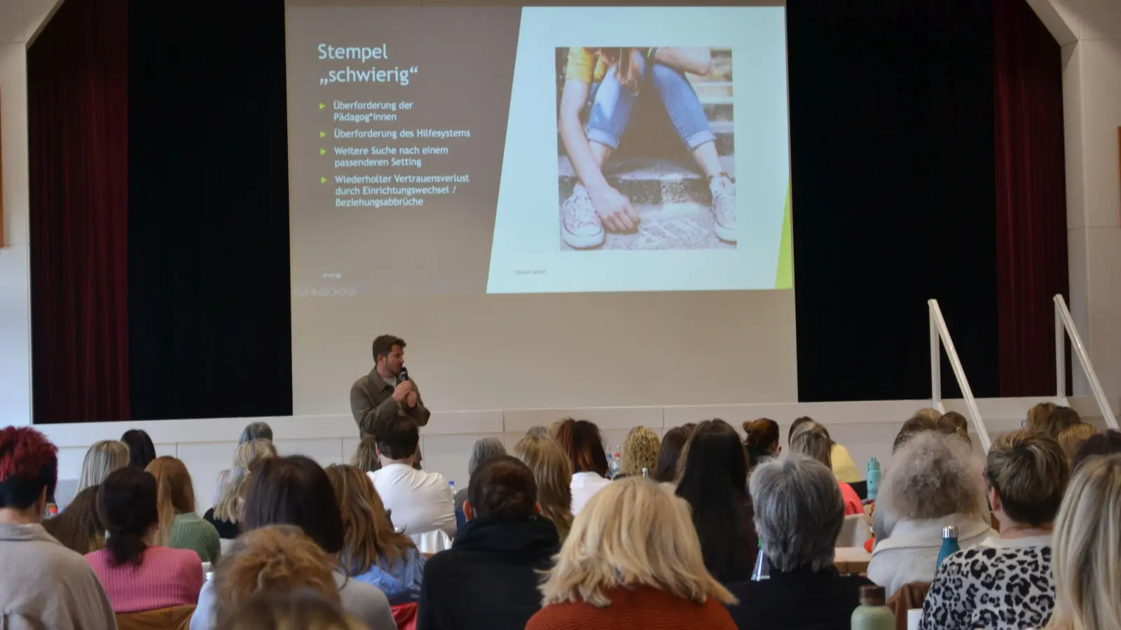 Referent Bastian Seifert bei seinem eindrucksvollen Vortrag. (Bild: Carola Götzl)