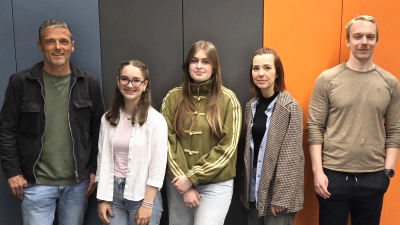 Der Vorsitzende des Fördervereins, Manfred Klug, (links) bei der Übergabe des neuen SMV-Zimmers an Leonie Reil und Christin Elsner (SMV) sowie an die beiden Verbindungslehrer Saskia Wilhelm-Dorn und Felix Potschatka. (Bild: Georg Lang)