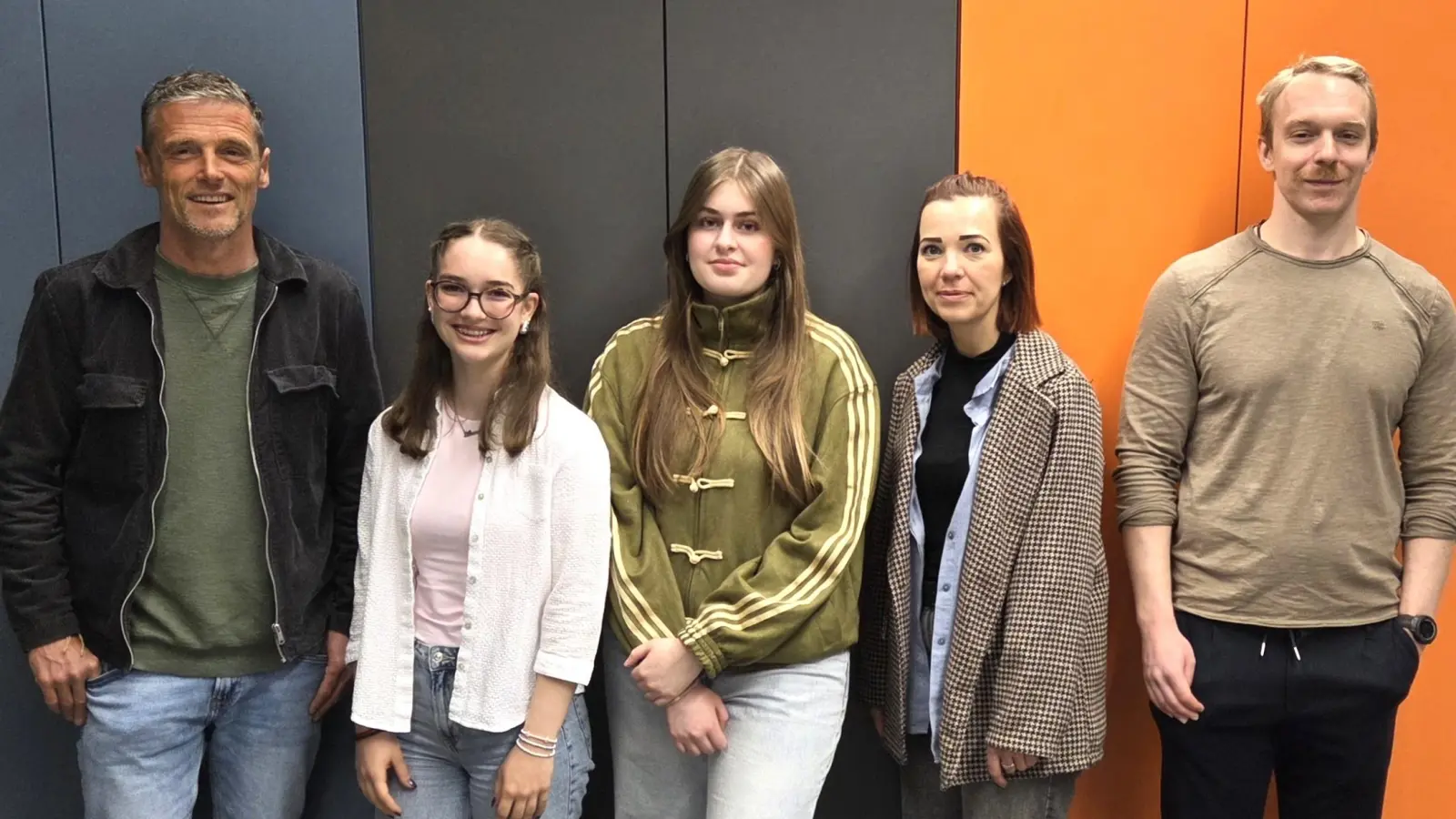 Der Vorsitzende des Fördervereins, Manfred Klug, (links) bei der Übergabe des neuen SMV-Zimmers an Leonie Reil und Christin Elsner (SMV) sowie an die beiden Verbindungslehrer Saskia Wilhelm-Dorn und Felix Potschatka. (Bild: Georg Lang)