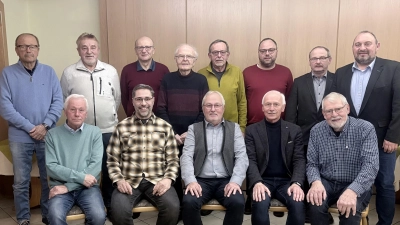 Auf dem Bild sind stehend v.li.: Hans Leeb, Alois Würstl, Joachim Weiss, Christoph Jungnickl, Eduard Wedlich, Gruppenchorleiter und -vorstand Alexander Hecht, Sängerbundvorsitzender Karl Herrmann, 2. Bürgermeister Oliver Becher und sitzend v.li.: Kassier Dieter König, Chorleiter Siegbert Filbinger, 2. Vorsitzender Dietmar Heinl, 1. Vorsitzender Peter König, Karl Lenhard. (Bild: Alexander Hörl)