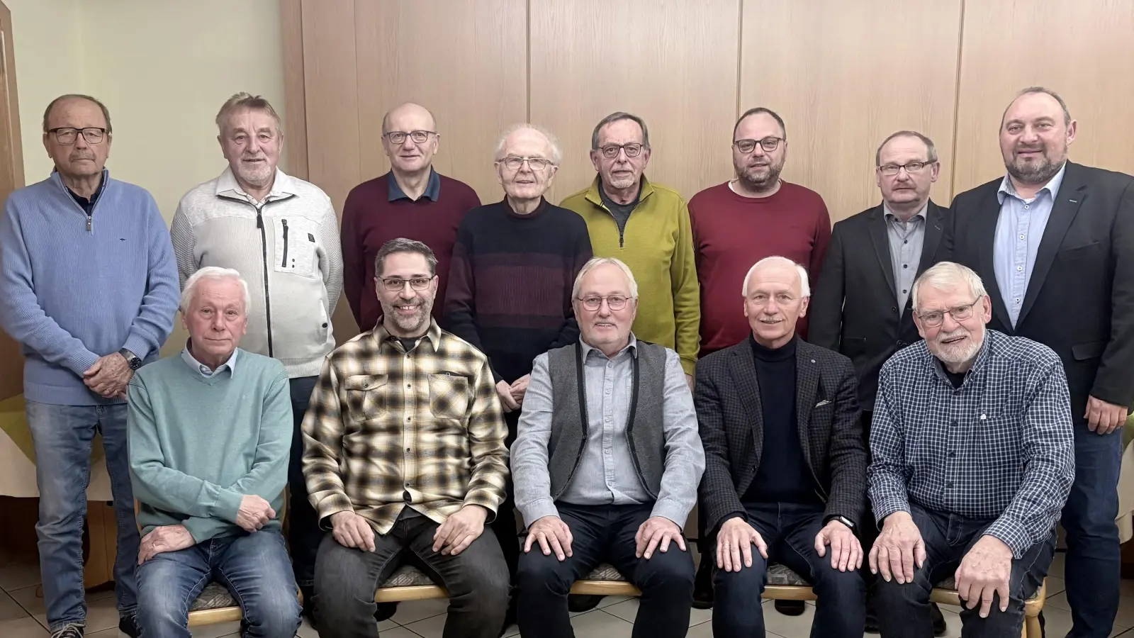 Auf dem Bild sind stehend v.li.: Hans Leeb, Alois Würstl, Joachim Weiss, Christoph Jungnickl, Eduard Wedlich, Gruppenchorleiter und -vorstand Alexander Hecht, Sängerbundvorsitzender Karl Herrmann, 2. Bürgermeister Oliver Becher und sitzend v.li.: Kassier Dieter König, Chorleiter Siegbert Filbinger, 2. Vorsitzender Dietmar Heinl, 1. Vorsitzender Peter König, Karl Lenhard. (Bild: Alexander Hörl)