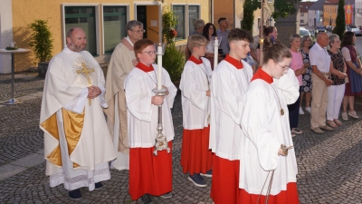 P. Augustinus Pühler (links) beim Einzug in die Waldthurner Pfarrkirche St. Sebastian. Dort feiert er zusammen mit dem Waldthurner Pfarrer Norbert Götz Nachprimiz. (Bild: Franz Völkl)