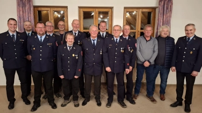 V. l. Zweiter Kommandant Dennis Schubert, erster Kommandant Benjamin Weiß, zweiter Vorsitzender Philipp Meier, Ehrenvorstand Tobias Göbl, Robert Knab, Richard Amann, Martin Weiß, Helmut Meier, Peter Göbl, Thomas Kunz, Peter Kunz, Bernhard Auer, Oswald Jäger und Vorsitzender Michael Schneider. (Bild: Michael Weiß)