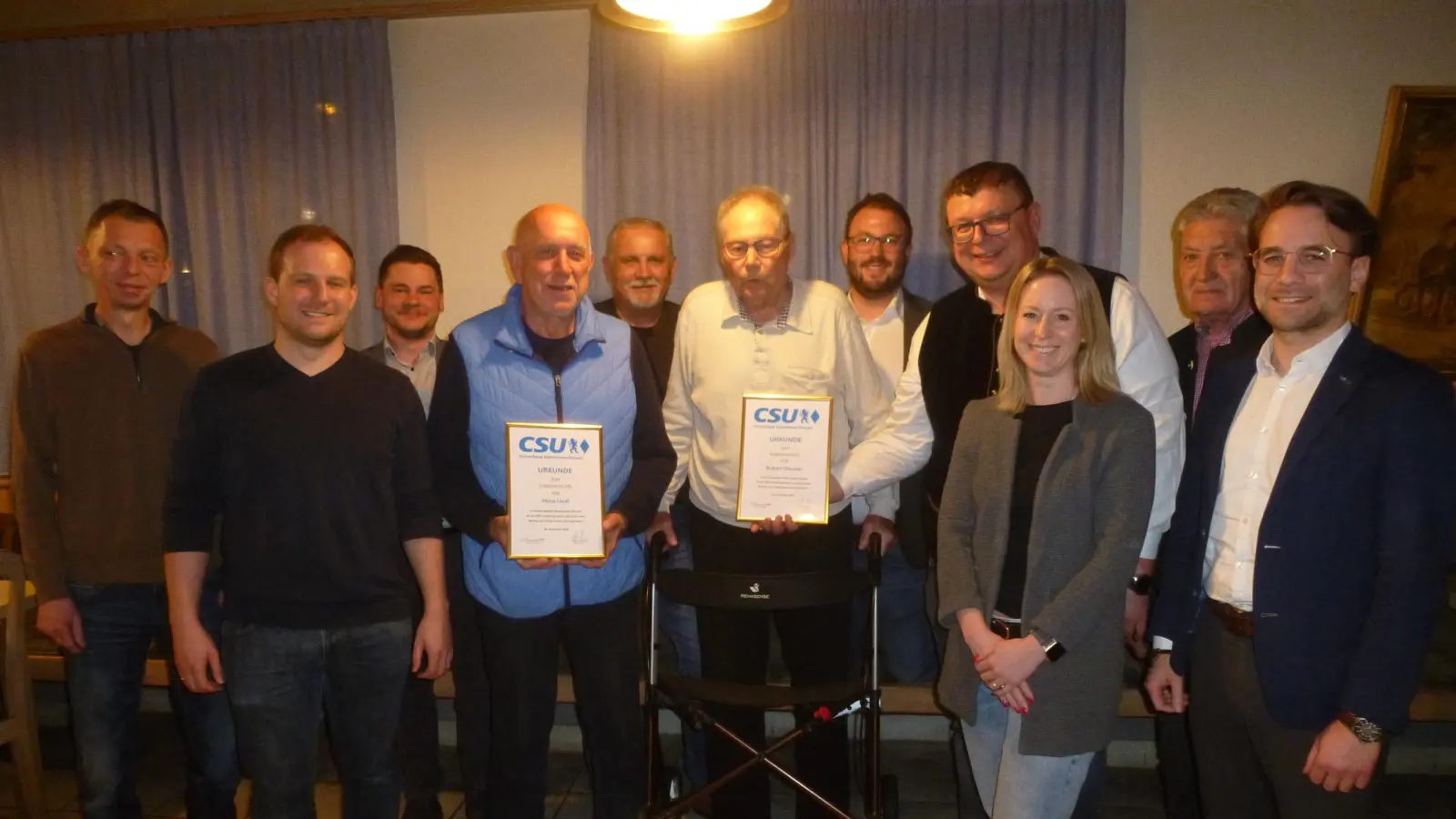 Sie führen das Fähnlein der 23 Aufrechten an. Bildmitte die Ehrenmitglieder Hans Liedl und Robert Häusler. (Bild: Siegfried Bock )