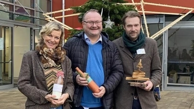 Fördervereinsvorsitzender Uwe König (Mitte) freut sich über den Erlös des Weihnachtsmarktes zusammen mit Schulleiter Uli Radl und seiner Stellvertreterin Gerda Krusche.  (Bild: Rouven Oeckl)