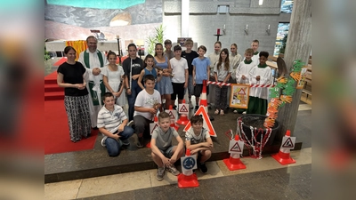 Die Pirker Firmlinge stellten sich in einem beeindruckenden Gottesdienst zusammen mit der pastoralen Mitarbeiterin Julia Plödt und Pfarrer Thomas Stohldreier (von links) vor. (Bild: Kerstin Kiener)