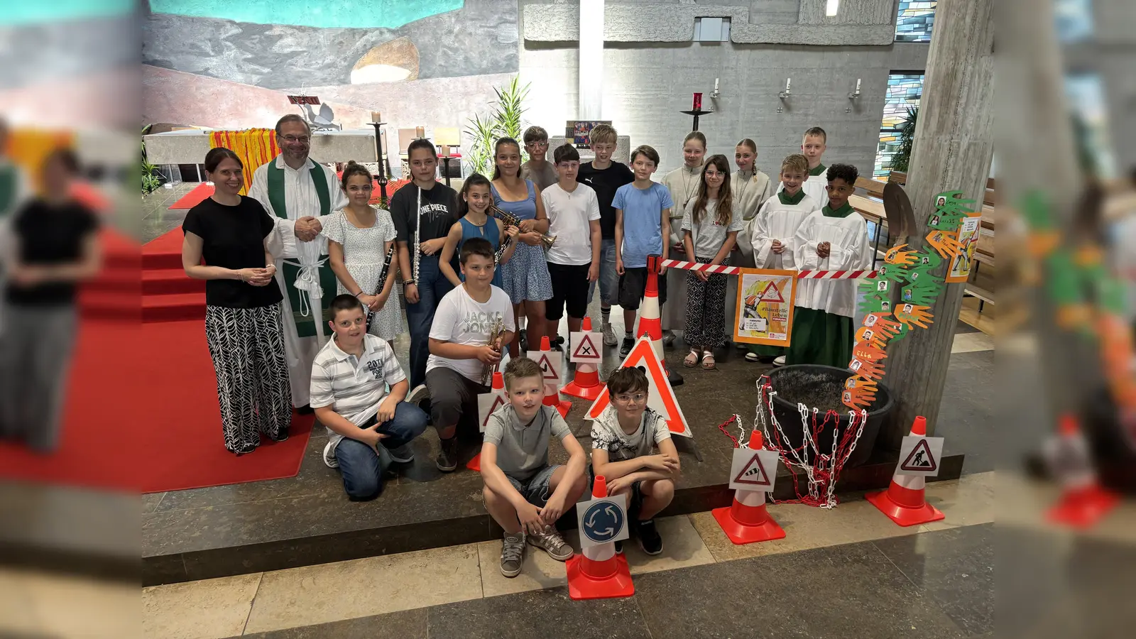 Die Pirker Firmlinge stellten sich in einem beeindruckenden Gottesdienst zusammen mit der pastoralen Mitarbeiterin Julia Plödt und Pfarrer Thomas Stohldreier (von links) vor. (Bild: Kerstin Kiener)