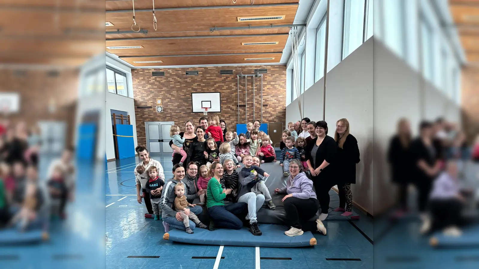 Die Turngruppe mit ihrer Leiterin Ute Fuß. (Bild: amö)