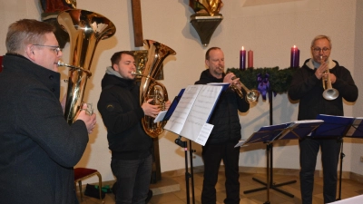 Die Waldsassener Blechbläser, Leitung Armin Scharnagl (rechts) bereichern den Resl-Gebetstag am 18. Dezember in der Konnersreuther Pfarrkirche musikalisch. (Bild: Josef Rosner)