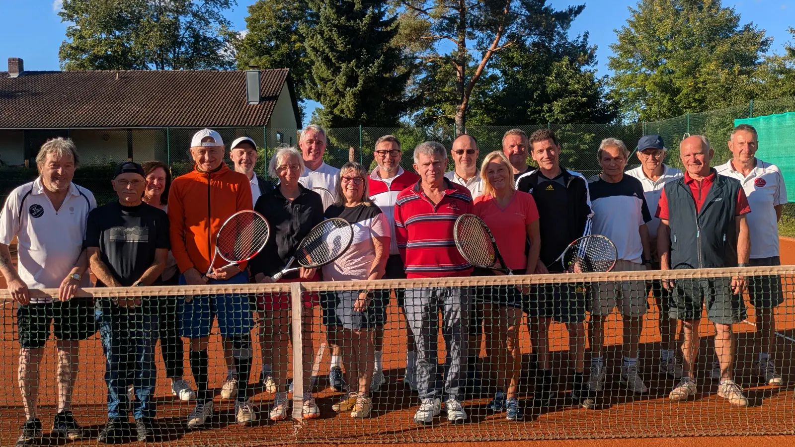 Die Teilnehmer der diesjährigen Doppelmeisterschaften im Tennis des TC Rieden. (Bild: Alois Hofmann)