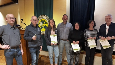 Gerald und Roland Kunz (goldener Hahn), Kerstin Stefan (25 Jahre), Vorsitzender Peter Hochmuth, Maria Majcher (25 Jahre), Ursula Kuhmünch (Ehrenzeichen in Bronze), Roland Spörrer, der das Ehrenzeichen in Bronze für seine Frau entgegennahm. (Bild: Kristin Hochmuth)